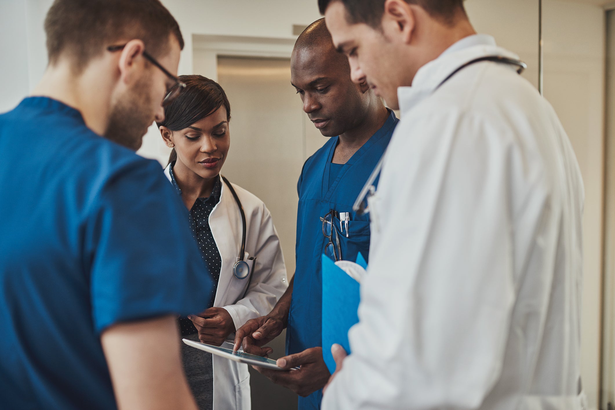 doctor-having-conversation-with-nurses