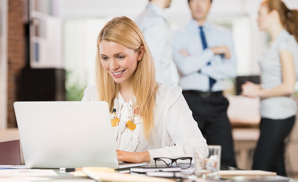 woman-using-computer