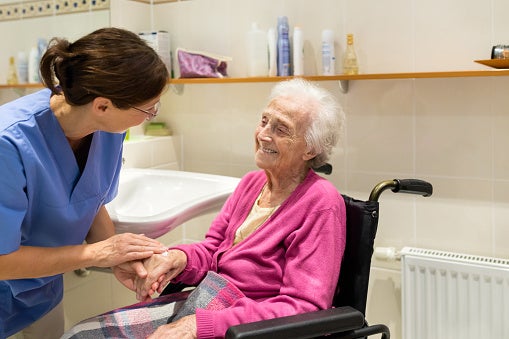 STK_Systems_Approach_article_WEB_RGB Home Caregiver with senior woman