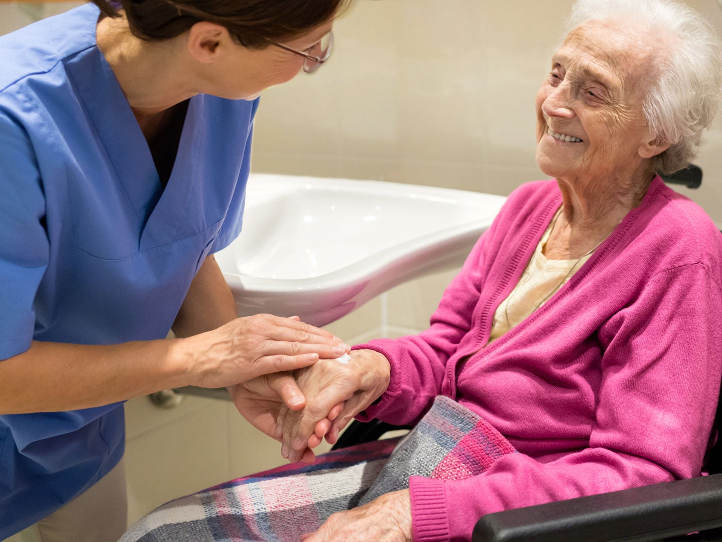 STK_Systems_Approach_article_WEB_RGB Home Caregiver with senior woman