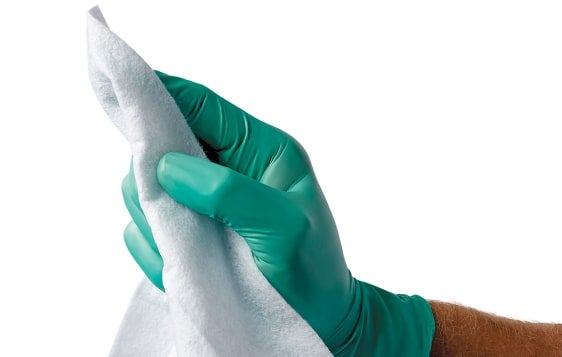 SKU_MSC095311_In-Hand_076-min Clinician's gloved hands holding perineal cleansing wipe