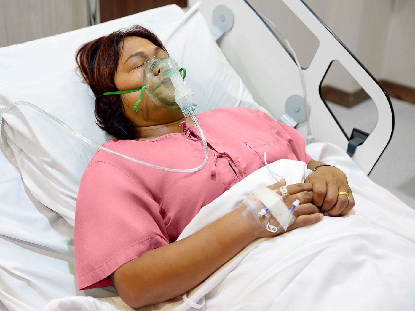 STK_MDPI_at-risk_patient A patient in a hospital bed with an oxygen mask